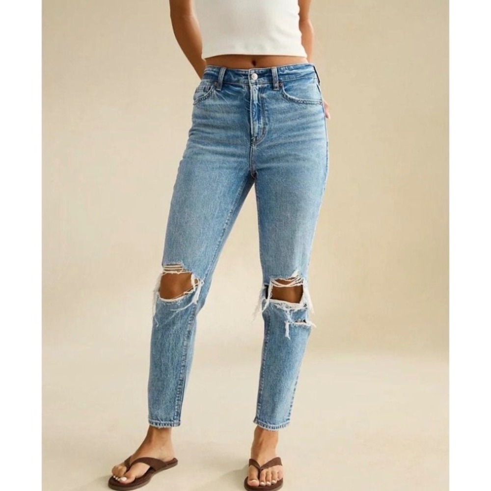 American Eagle Mom Straight Jeans Light Wash Distressed Size 2 Short